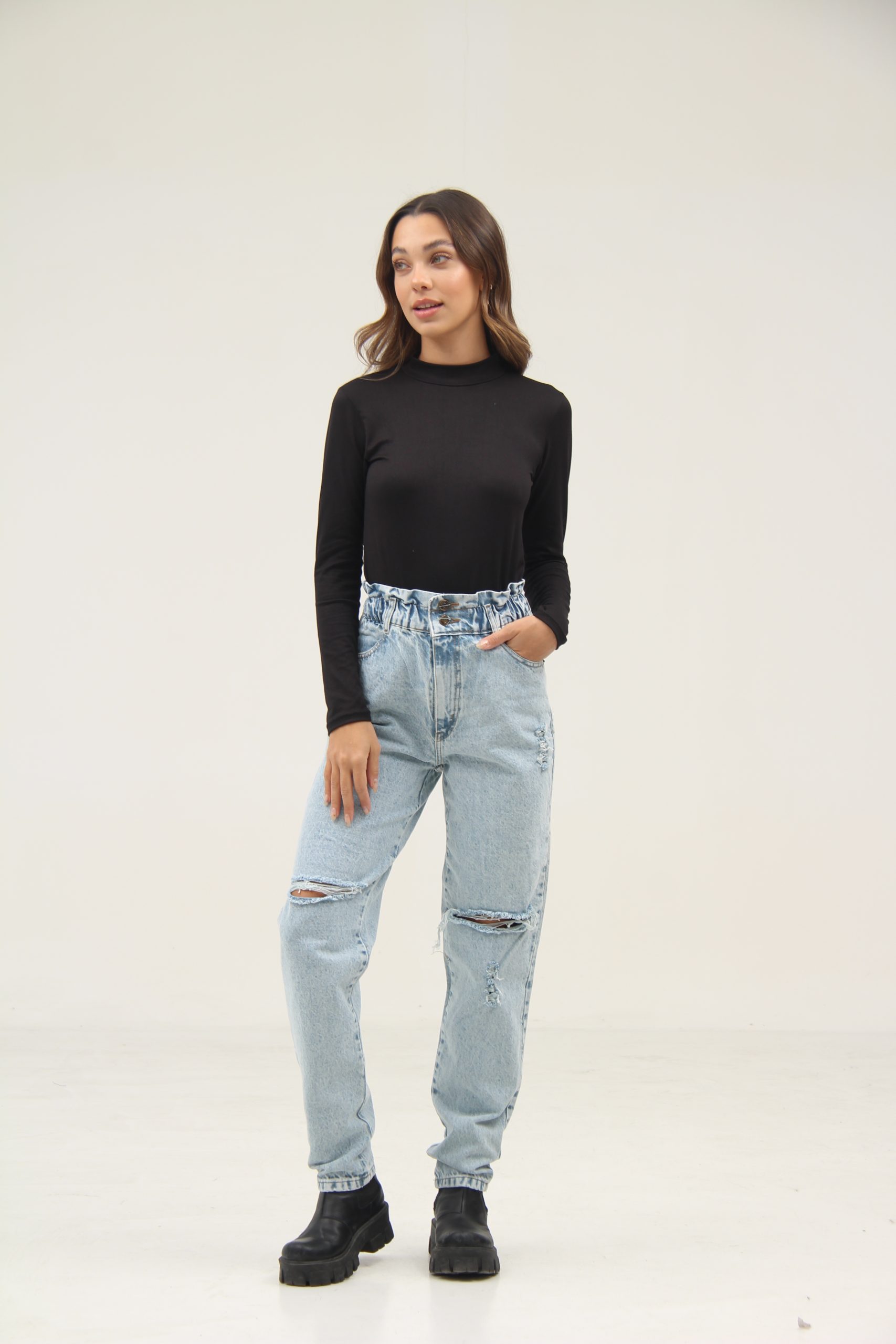Jeans mom con roturas deals