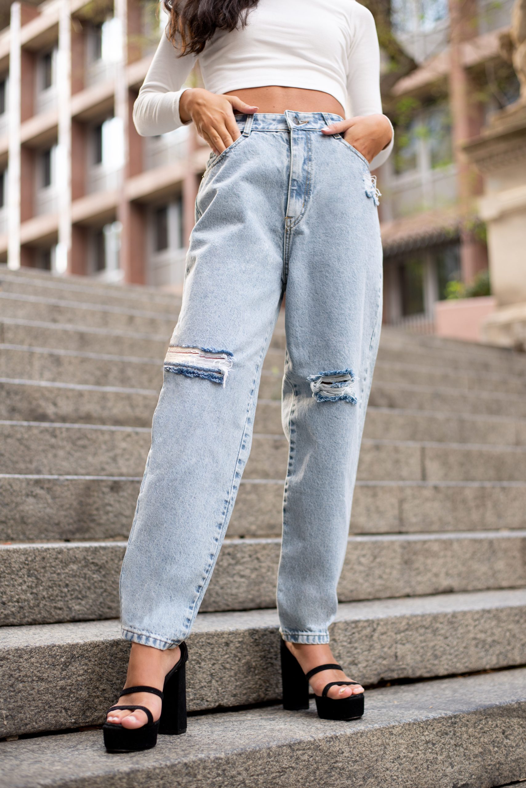 Jeans mom online con roturas